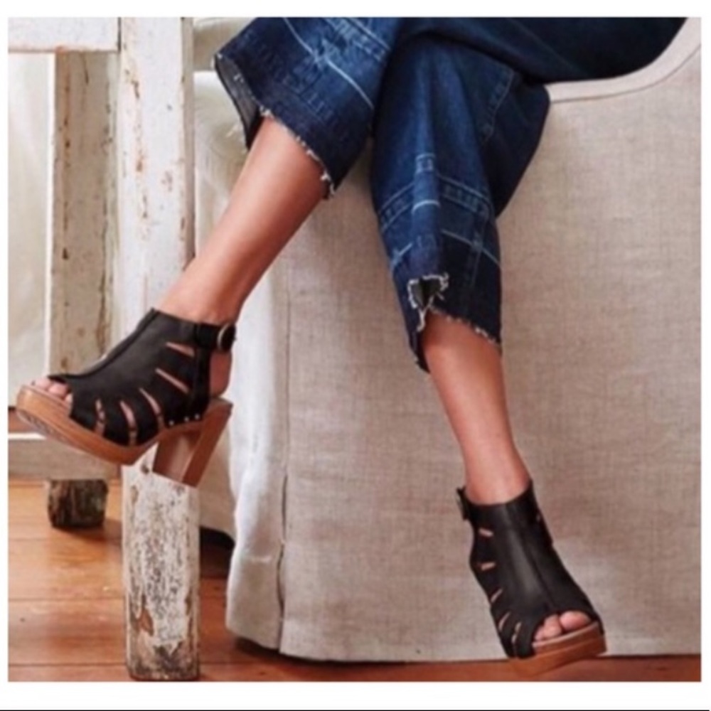 Dansko Demetra black Nubuck cadged sandal 36